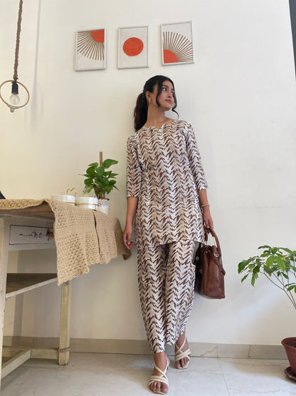 Women Cotton Blend Kurta Pant Set Abstract  Print