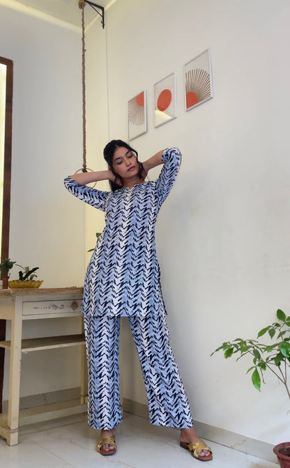 Women Cotton Blend Kurta Pant Set Abstract  Print
