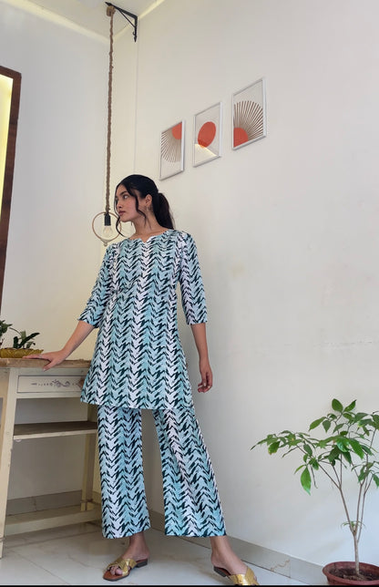 Women Cotton Blend Kurta Pant Set Abstract  Print