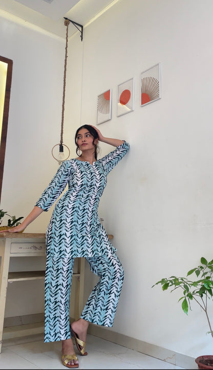 Women Cotton Blend Kurta Pant Set Abstract  Print
