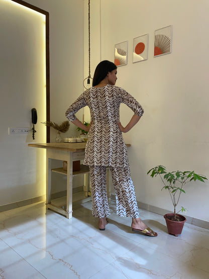 Women Cotton Blend Kurta Pant Set Abstract  Print