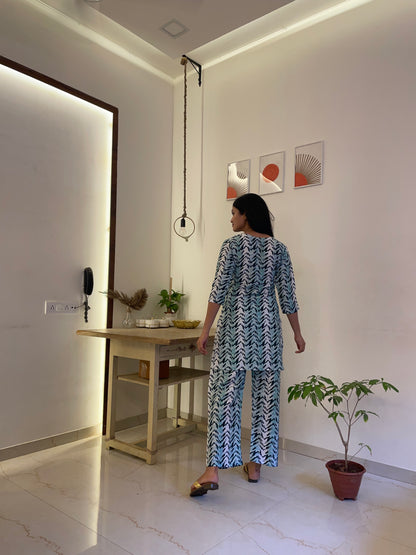 Women Cotton Blend Kurta Pant Set Abstract  Print