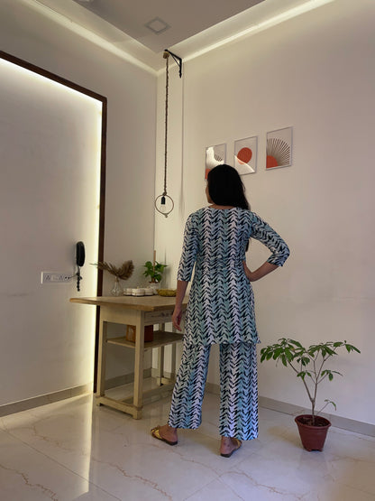 Women Cotton Blend Kurta Pant Set Abstract  Print