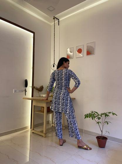 Women Cotton Blend Kurta Pant Set Abstract  Print