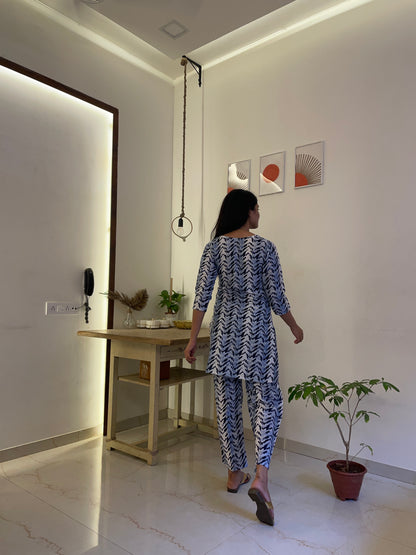 Women Cotton Blend Kurta Pant Set Abstract  Print